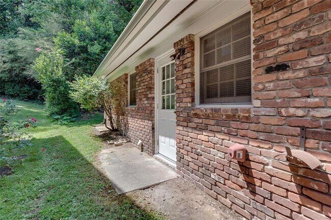 Building Photo - 799 Marstevan Dr NE