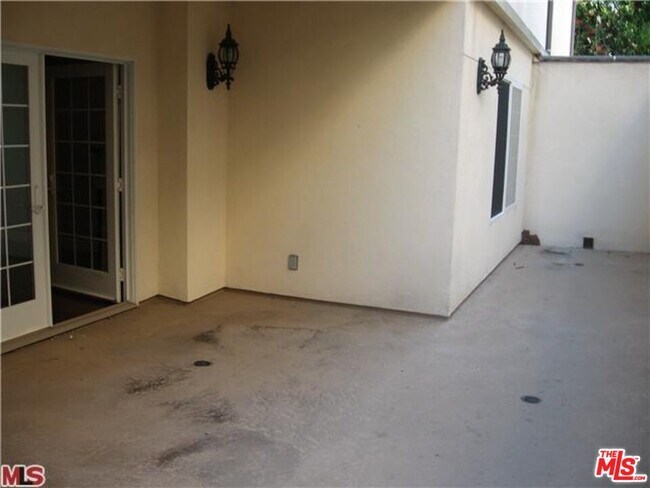 Building Photo - 1135 Rexford Dr