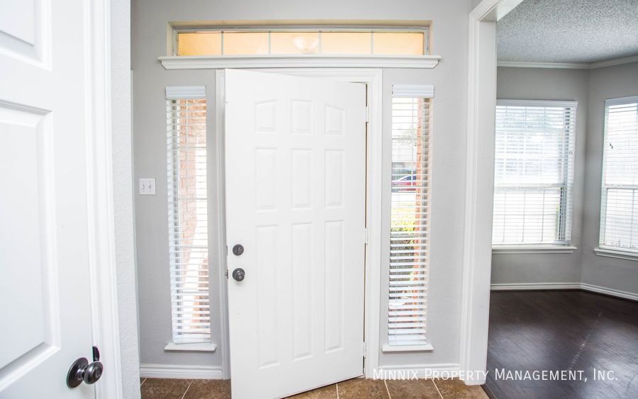 Building Photo - 6125 8th Dr