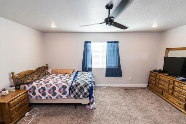 Building Photo - 4 Bed - 2.5 Bath Single Family Home Cimarr...