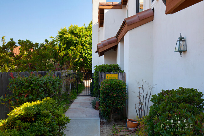 Building Photo - Beautiful twinhome in Village Park Encinitas.