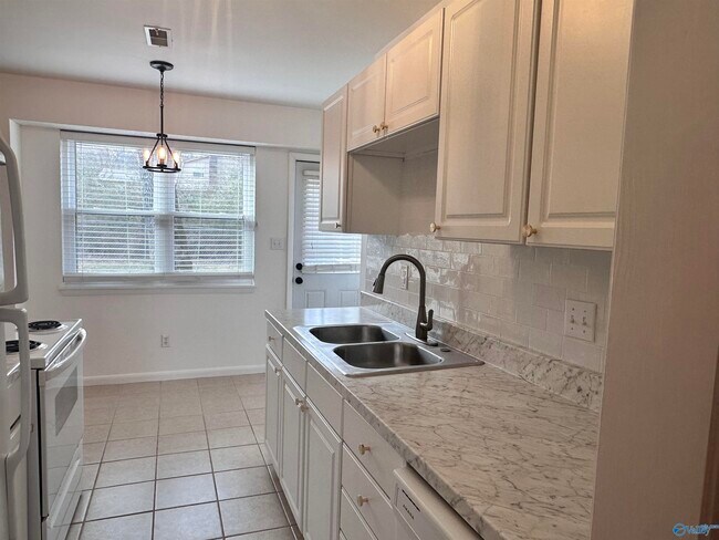 Building Photo - 9727 Wallwood Dr SE