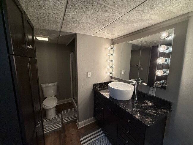 Building Photo - Stunning 3-Bed, 3.5-Bath Multi-Level Partially Furnished Townhome in Overland Park – Modern Updat...