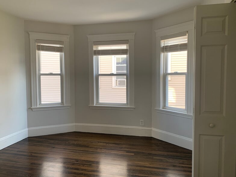 Master Bedroom: can fit a king bed - 22 Connecticut Ave