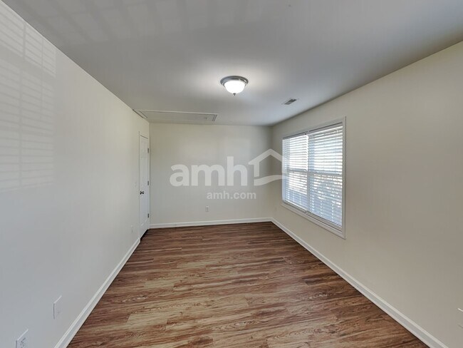 Building Photo - 204 Bates Ct