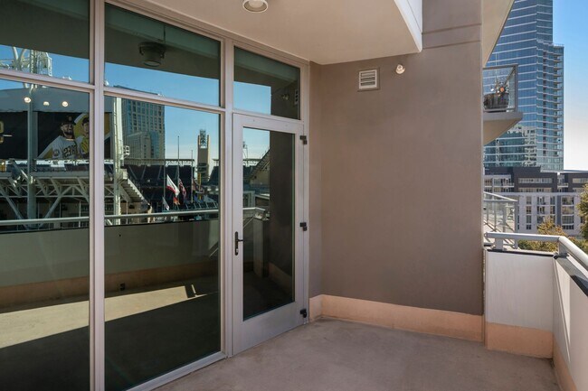 Building Photo - Beautiful Condo Right Across from Petco Park!
