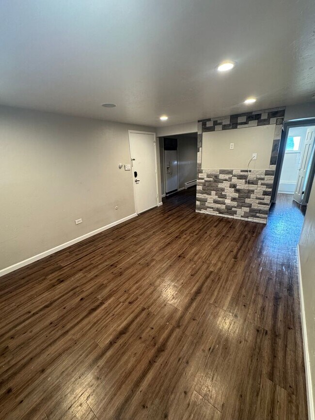 Building Photo - Remodeled 2 Bed, 1 Bath Condo in the Goldsmith Neighborhood!
