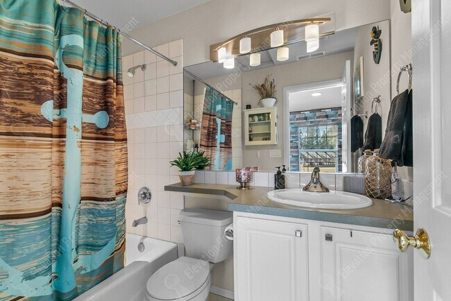 Building Photo - **UNFURNISHED** Charming and unique 2 BR in an upscale west Bend neighborhood