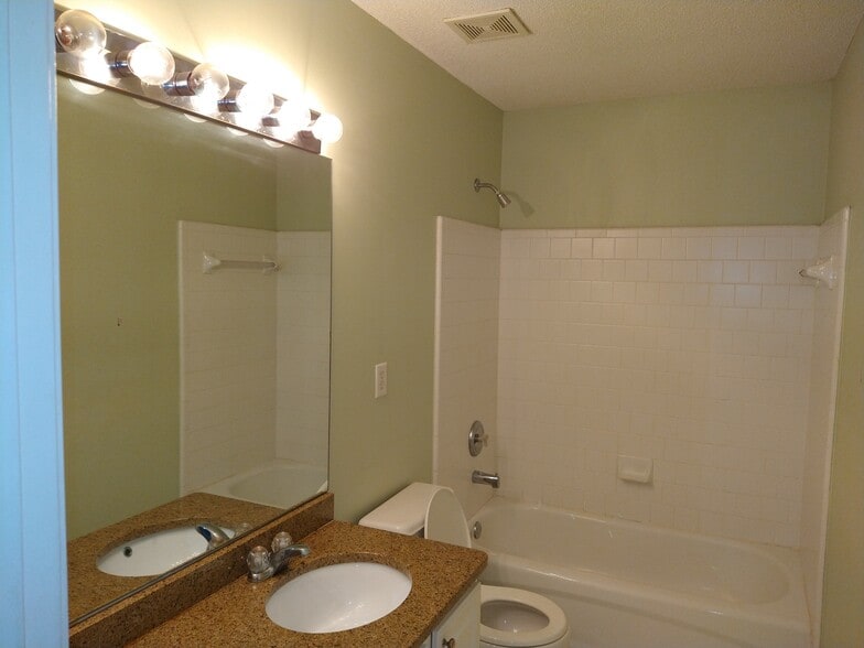 Building Photo - 715 Soneley Ct