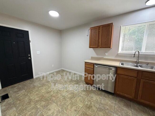 Building Photo - 226 Diekamp Ln