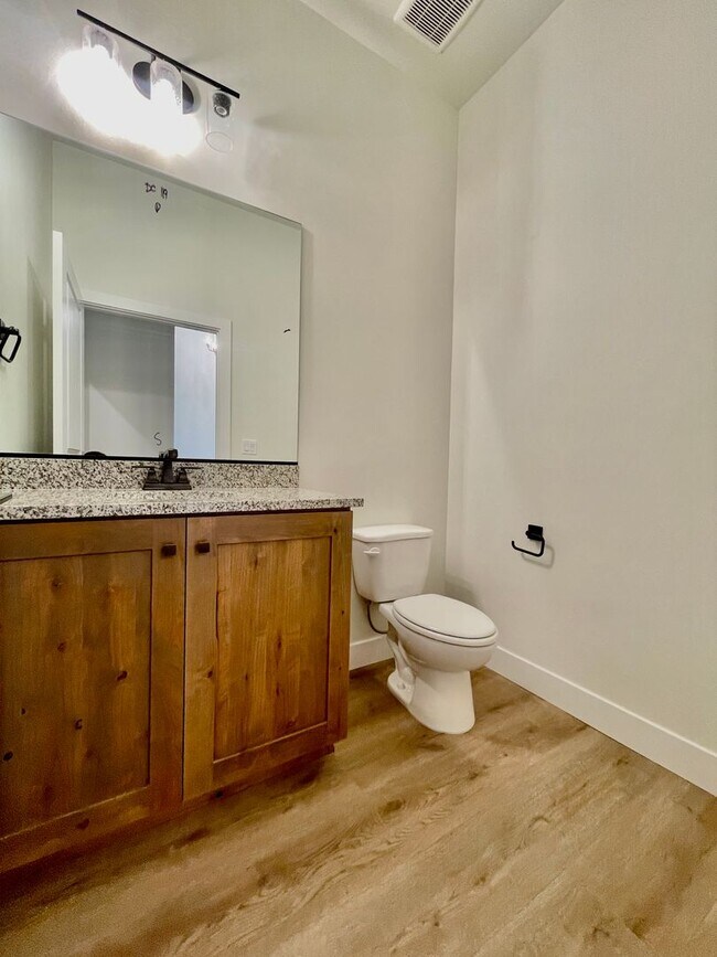 Building Photo - Beautiful Three Bedroom Home in Desert Cliffs