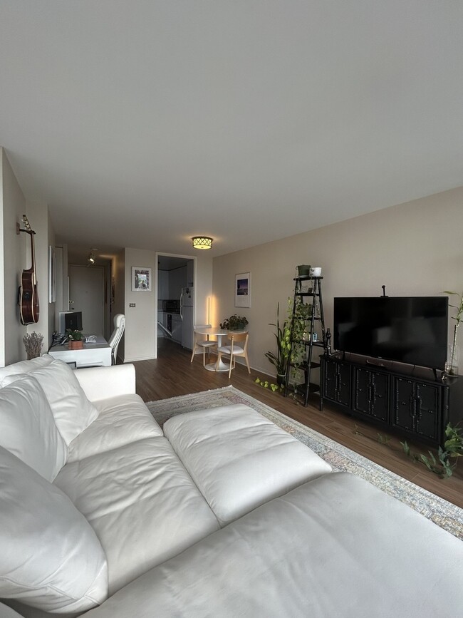 Building Photo - 1660 N La Salle Dr