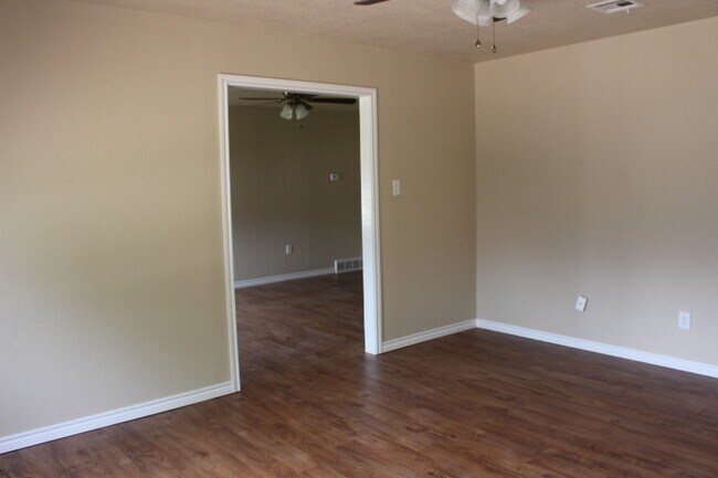 Building Photo - Pet friendly!!