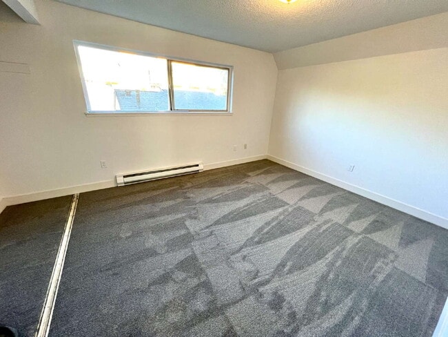 Building Photo - Scenic Lakeside Apartment for Rent - Federal Way