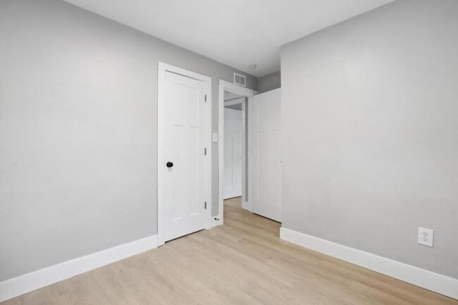 Building Photo - 844 Alverno Ave