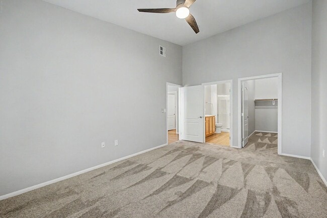 Building Photo - 2 BEDROOM CONDO WITH MOUNTAIN VIEWS!