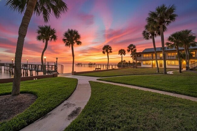 Building Photo - 650 Pinellas Point Dr S