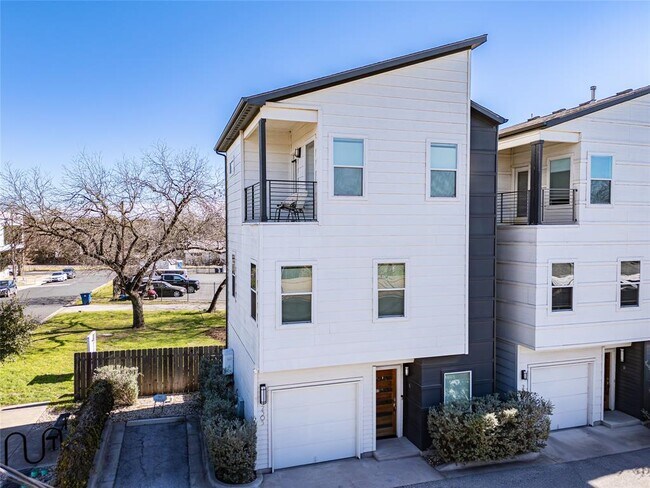 Building Photo - 2305 Coronado St