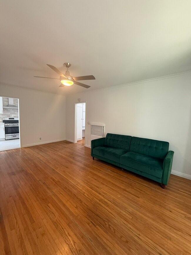 Building Photo - 11610 Oxnard St