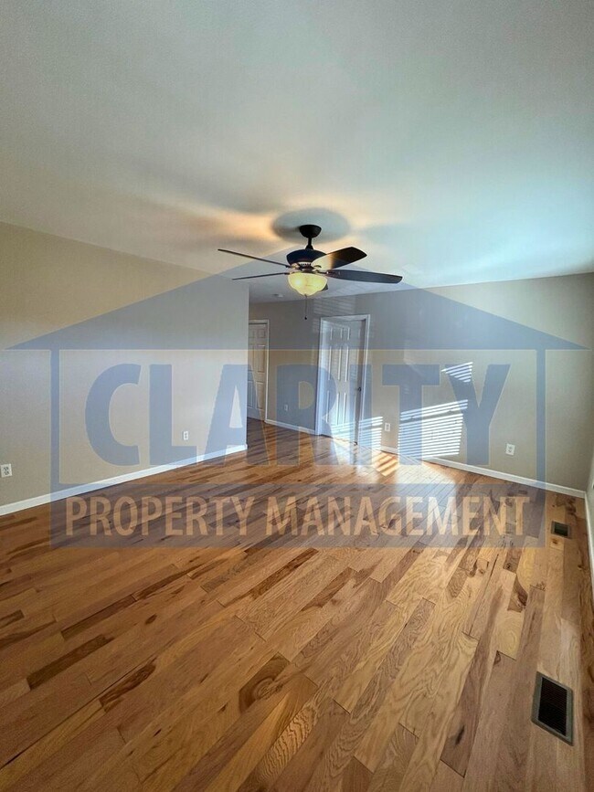 Building Photo - *HOLIDAY SPECIAL!* $400 OFF DECEMBER'S RENT!*