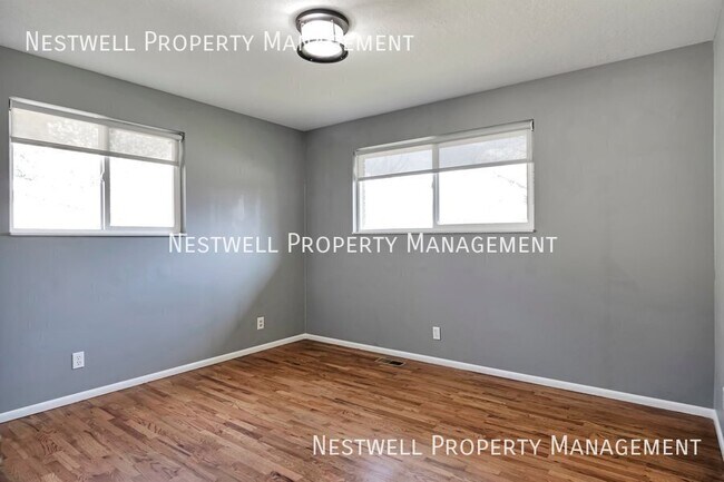Building Photo - 1335 E Maplewood Cir
