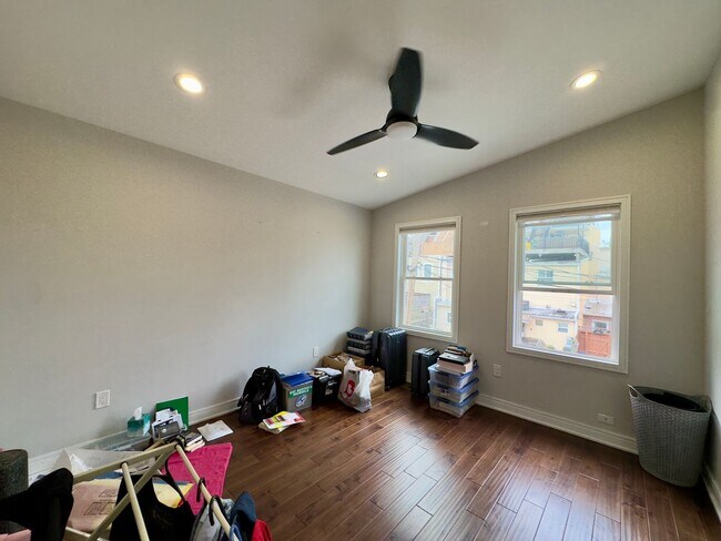 Building Photo - Charming 4Bed/3Bath in Riverside Neighborhood