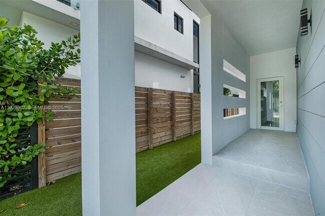 Building Photo - 3142 Carter St