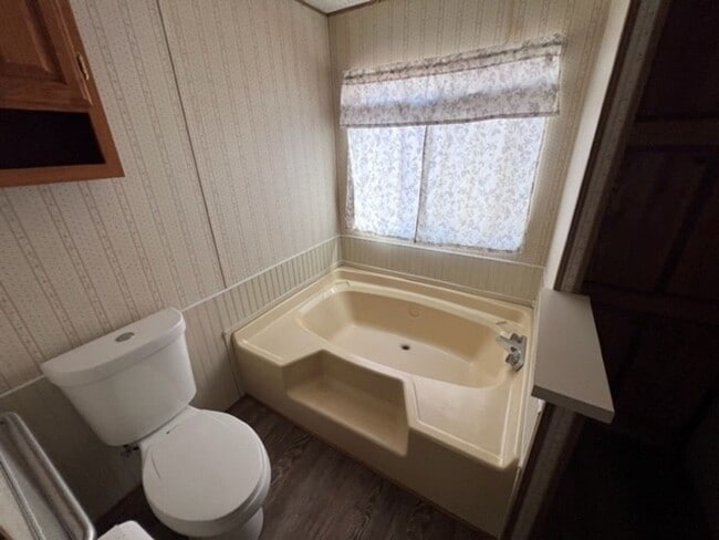 Building Photo - 3 Bedrooms, Includes Fenced Yard New carpe...