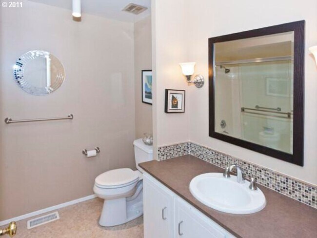 Building Photo - 15410 SW Peppermill Ct