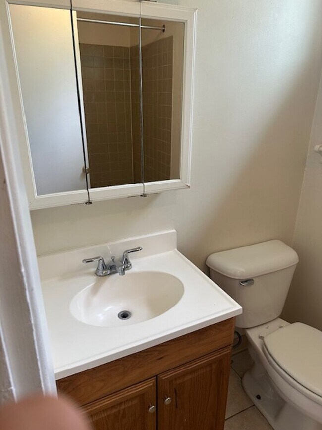 Building Photo - Hey Students.  3 bedroom Mid town off Stephens