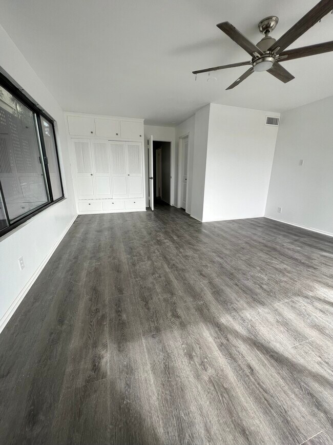 Building Photo - 2052 N Terrace Dr