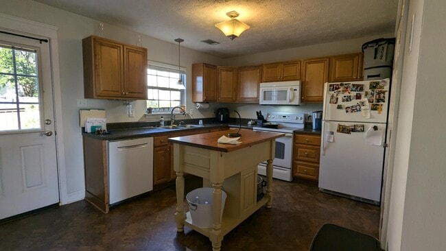 Building Photo - 138 Parkside Dr