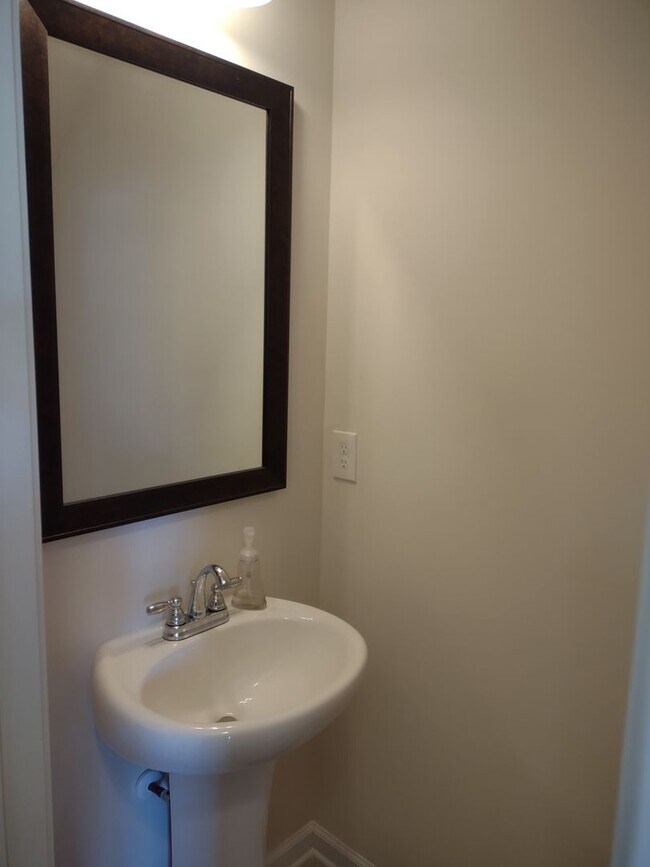 Building Photo - Fabulous Four Bedroom Home in Southeast Columbia!