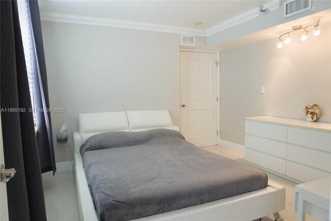 Building Photo - 4301 Collins Ave