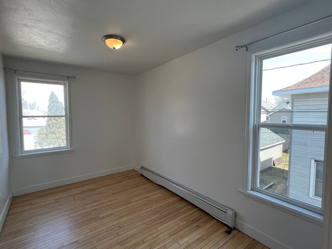 Building Photo - AVAILABLE JUNE - 4 Bed 1.5 Bath Home in Superior