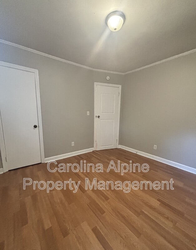 Building Photo - 1009 W Mauney Ave