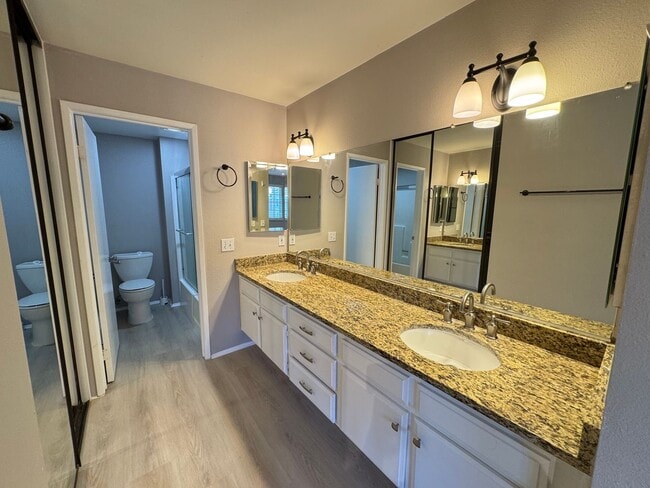 Building Photo - Bright and Airy 2Bd/2Ba Condo w/AC, W/D an...