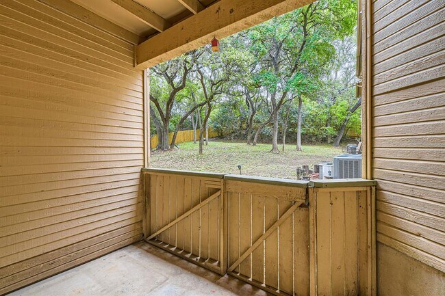 Building Photo - 9100 Mountain Ridge Dr