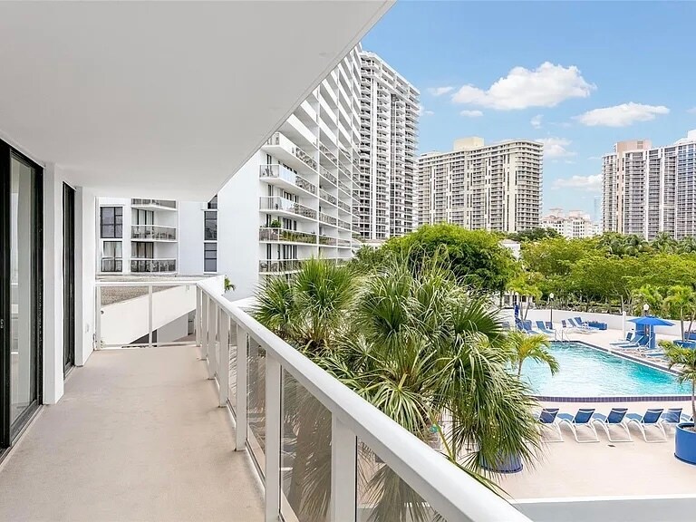 Building Photo - 3701 N Country Club Dr