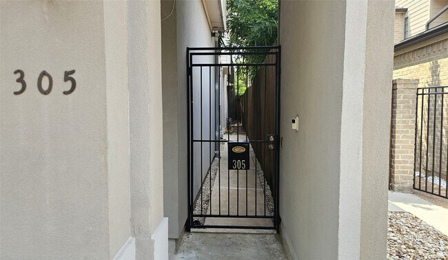 Building Photo - 305 Reinicke St
