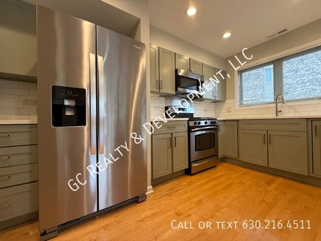 Building Photo - 220 Des Plaines Ave