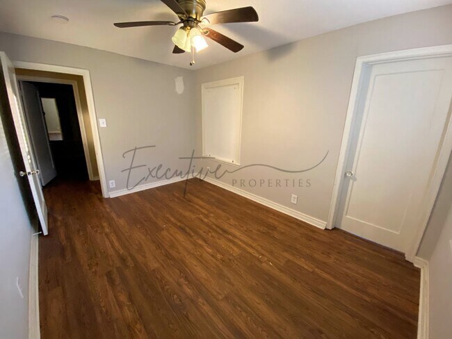 Building Photo - Well-Kept 3BR Home with Sunroom, Garage & Fenced Yard