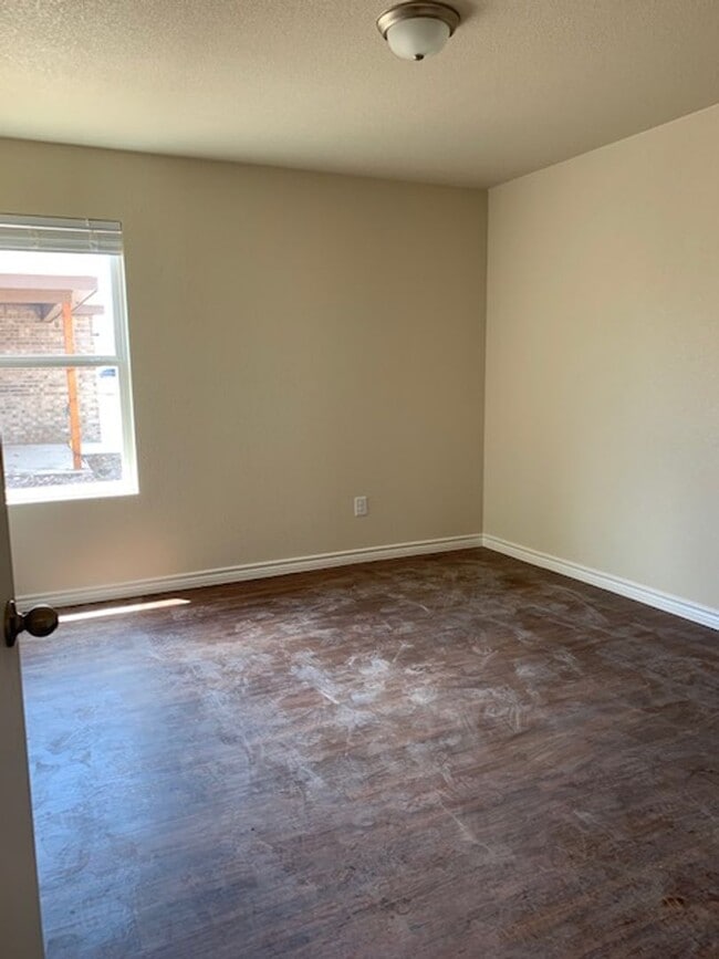 Building Photo - 1319 Calle de Bronce