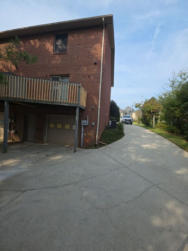 Building Photo - 83 Eastgate Cir