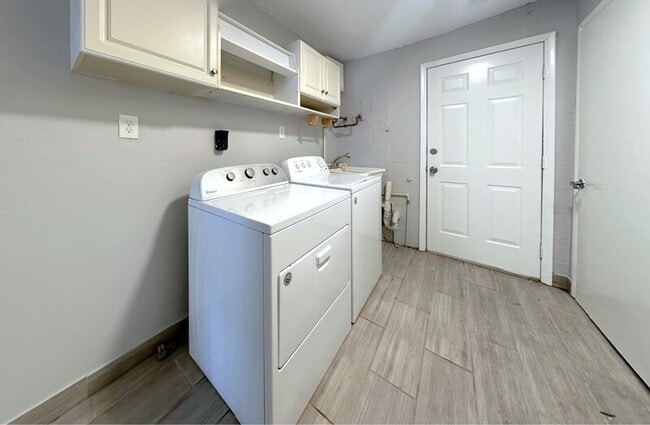 Building Photo - 6475 Cedarbrook Dr