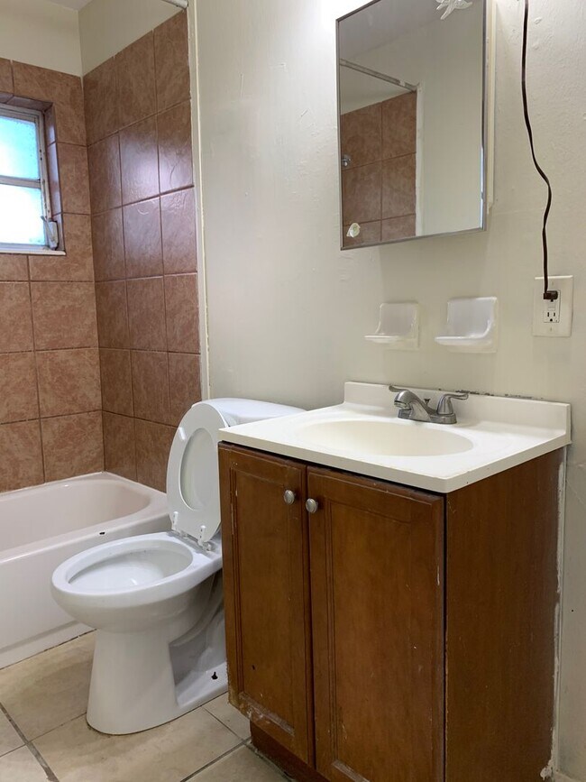 Building Photo - 4bed/2bath Single Family Home $1250/month