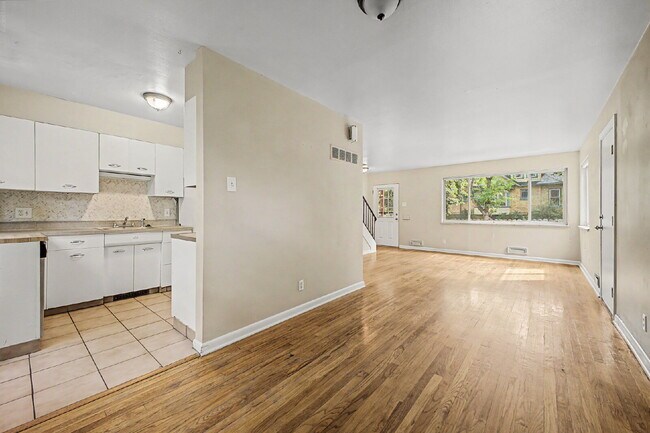 Building Photo - "Charming 2-Bedroom Apartment with Spacious Living – 1025 Sq Ft in Prime Denver Location!"