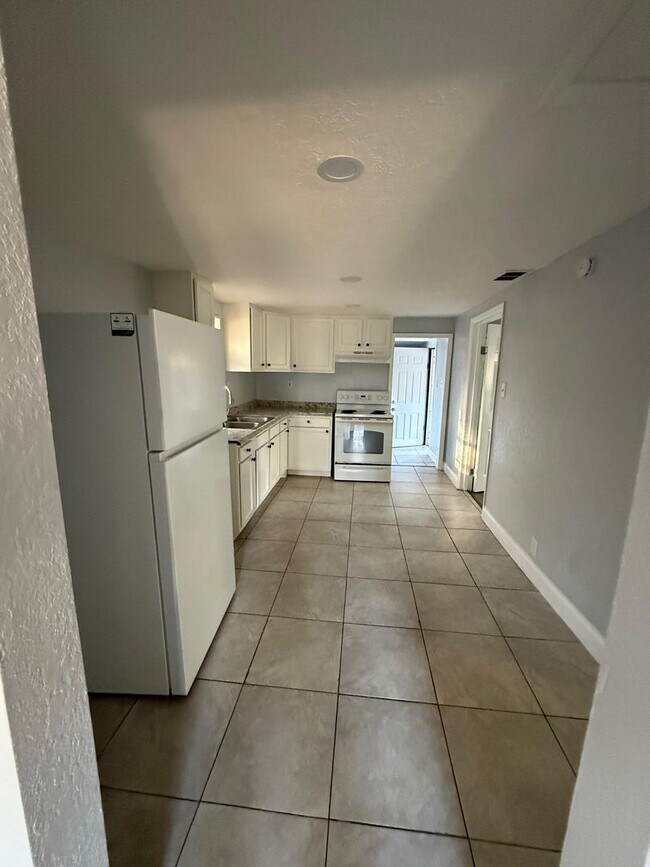 Building Photo - Fully Renovated 3/1 Single Family House Available for Immediate Rent!