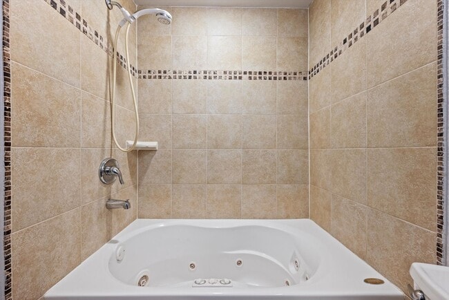 Building Photo - Bright & Spacious 2BR/2BA Townhome with Loft, Fireplace & Private Garage