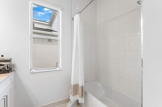 Building Photo - 9256 Crestview Cir